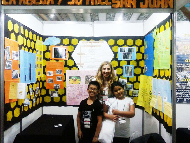 Auf der Schülermesse Tecnópolis in Buenos Aires stellen Schüler*innen aus dem ganzen Land ihre Projekte vor. Zwei Schüler der Mariano Necochea aus San Juan mit ihrer Lehrerin präsentieren das Bienenprojekt.