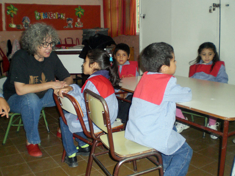 Graciela von Edumanía unterhält sich mit einer Schulanfängerin.