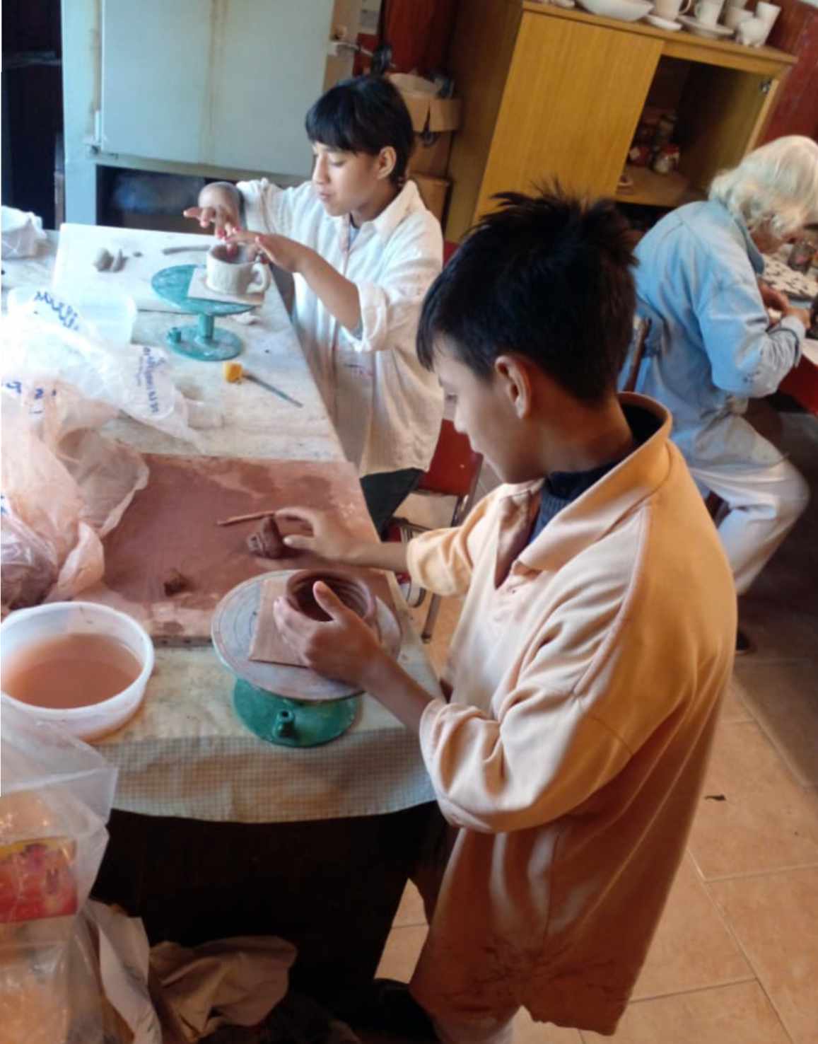 gemeinsame Keramik-Werkstatt bei ASE